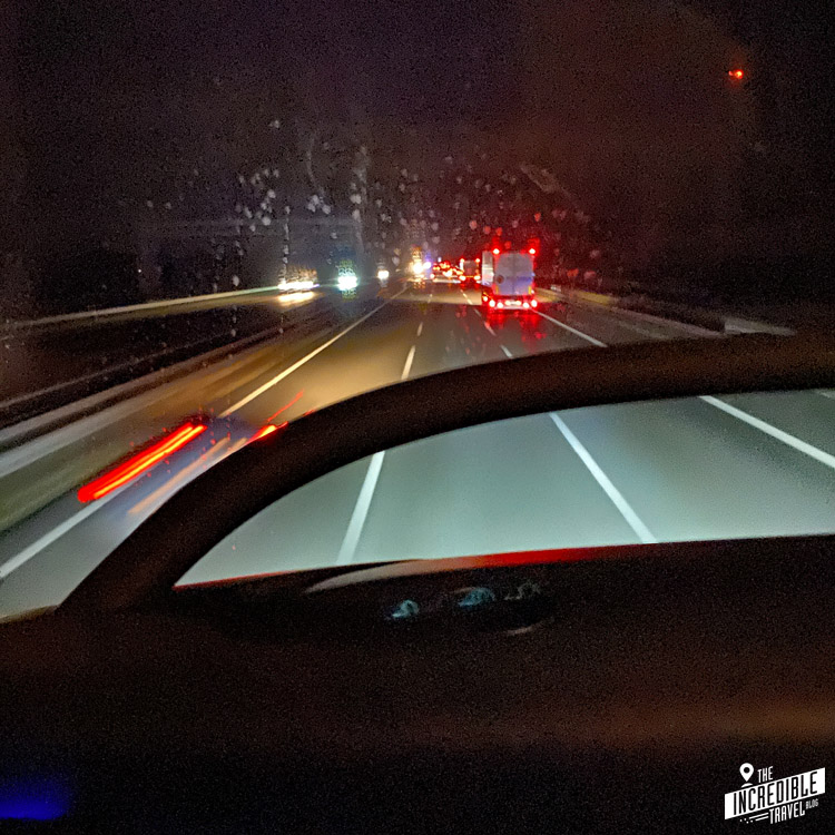 Blick durch die Frontscheibe des Oberdecks des Busses auf der Autobahn bei Nacht