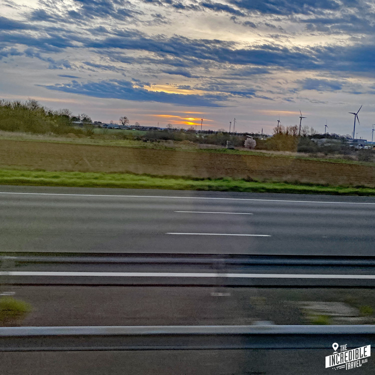 Blick über die Gegenfahrbahn der Autobahn auf die aufgehende Sonne
