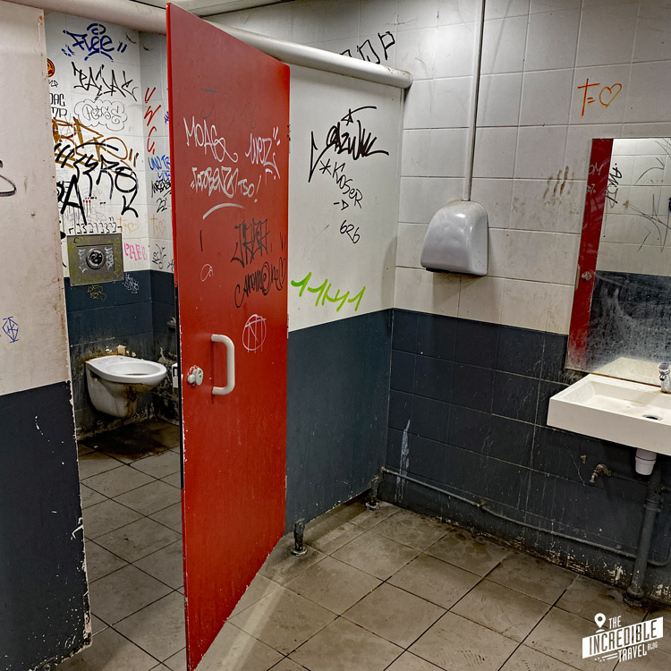 Sehr schmutzige Toilette in der Busstation Paris-Bercy