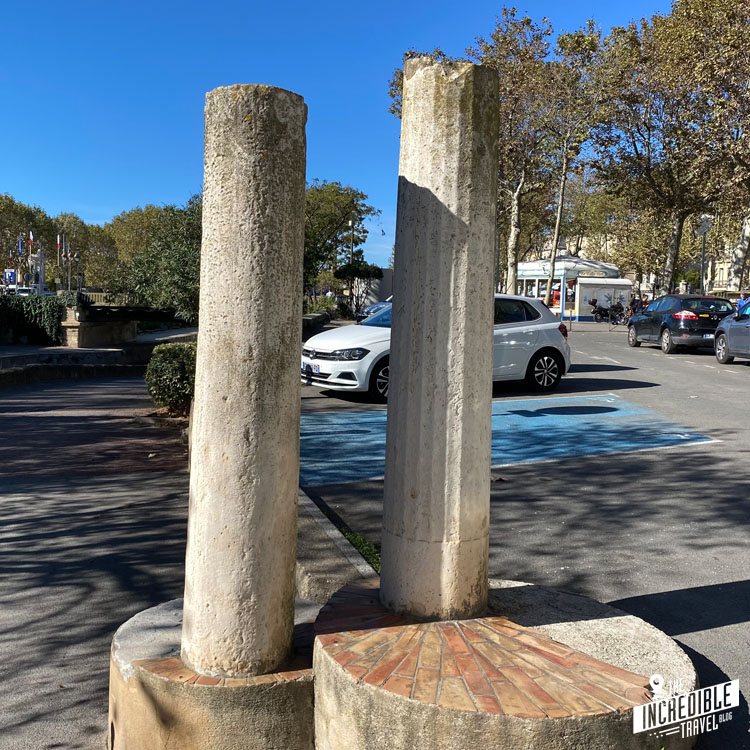 Zwei römische Säulen neben einem Parkplatz in der Innenstadt von Narbonne
