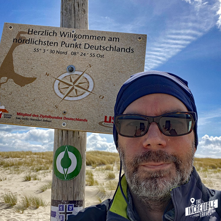 Selfie am Schild "Herzlich Willkommen am nördlichsten Punkt Deutschlands"
