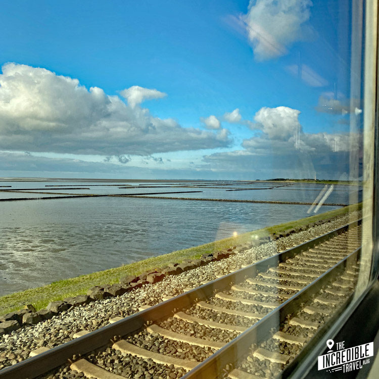 Blick aus dem Zugfenster auf das Meer vor Sylt