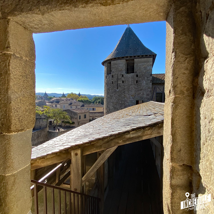 Blick durch eine Öffnung in der Mauer auf die Cité de Carcassonne