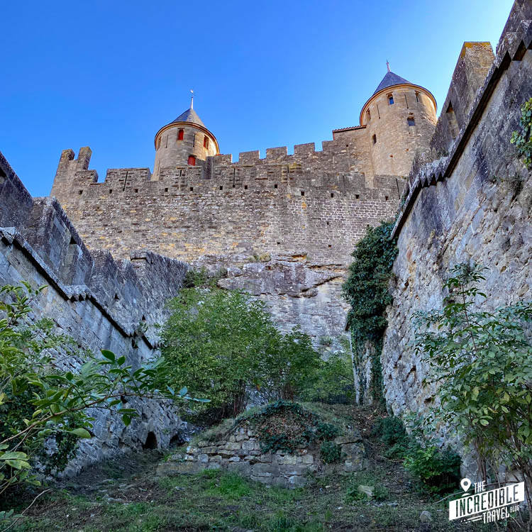 Verwitterter Weg zwischen Mauern zur Burganlage