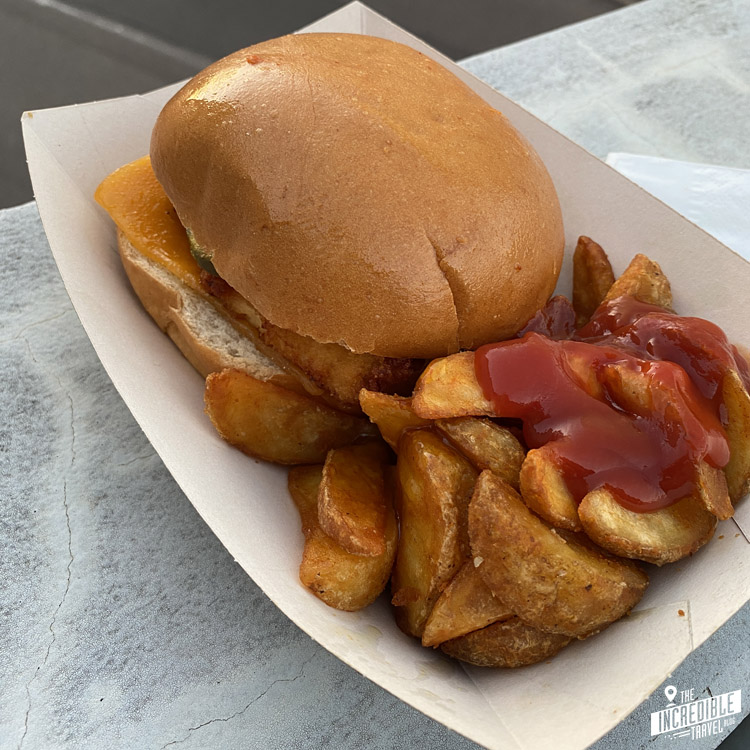 Chickenburger und Kartoffelspalten mit Ketchup
