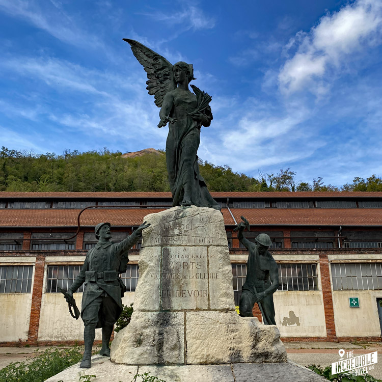 Monument: Siegesgöttin zwischen einem Soldaten und einem Bergarbeiter