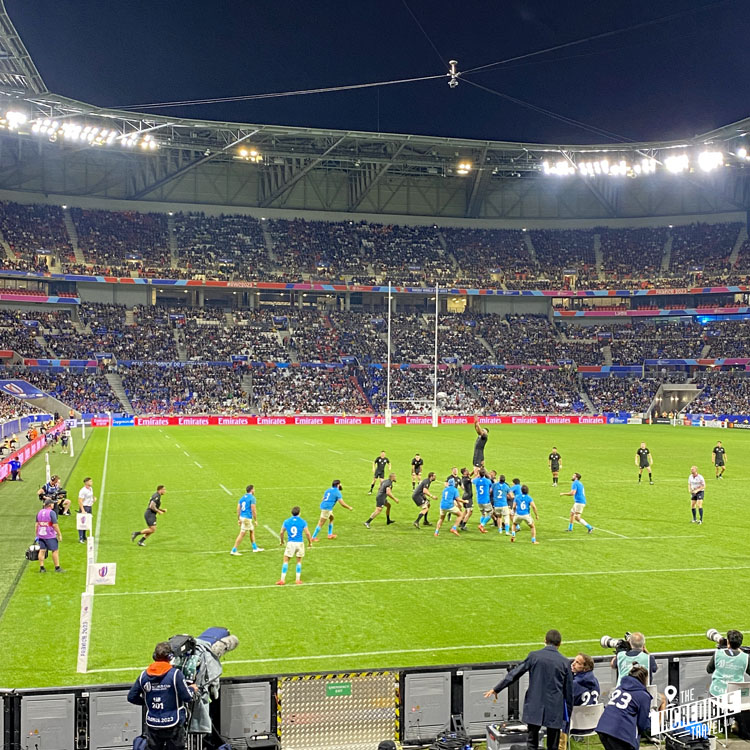 Gasseneinwurf im Spiel Neuseeland gegen Uruguay in Lyon