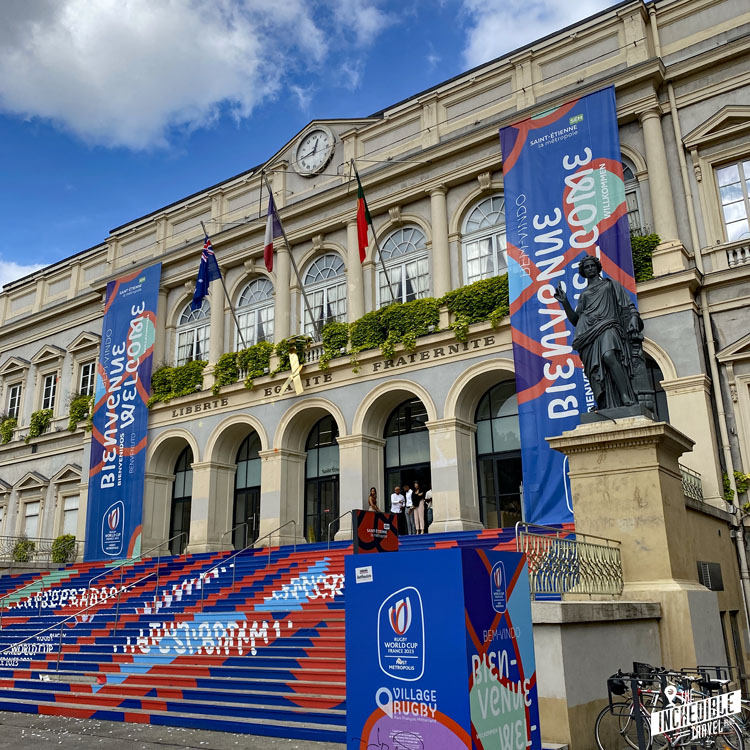 Rathaus und Treppe in Saint-Etienne für die Rugby-WM geschmückt
