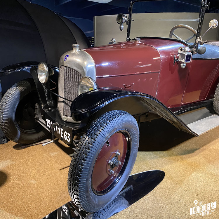 Auto von Beginn des 20. Jahrhunderts mit Reifen von Michelin