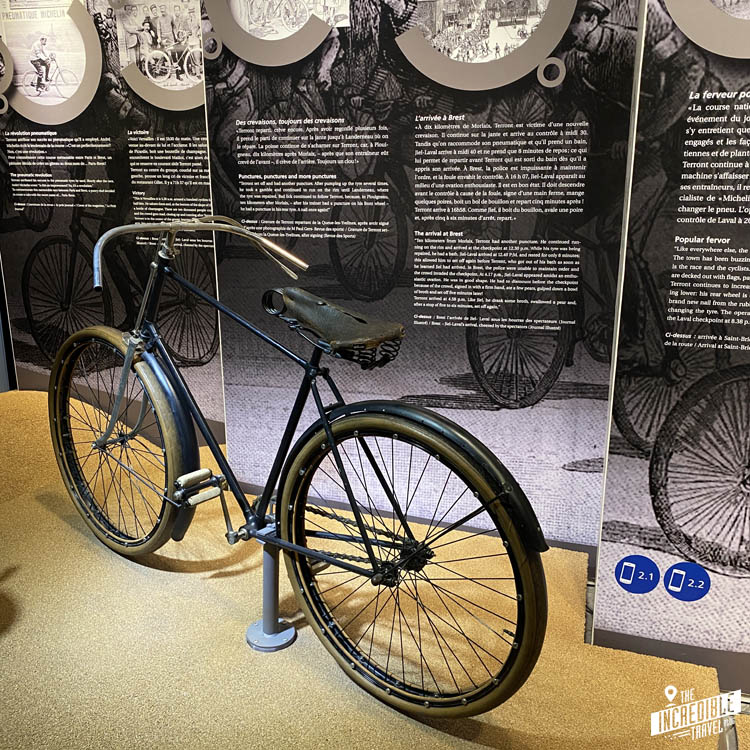 Schwarzes Fahrrad aus der Anfangszeit von Michelin