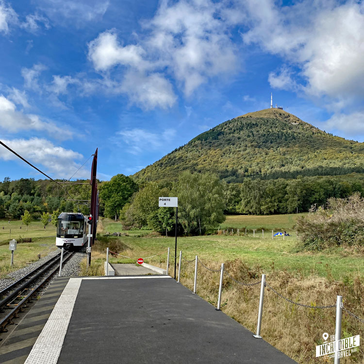 Ankunft der Bergbahn an der Talstation, im Hintergrund der Puy de Dôme