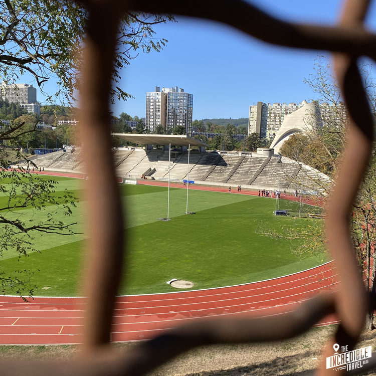 Blick auf das Stadion von Le Corbusier und die Église Saint-Pierre