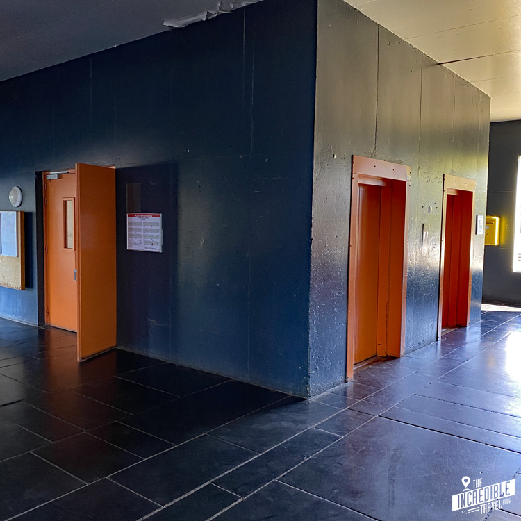 Orange Fahrstuhltüren in der Unité d'Habitation in Firminy