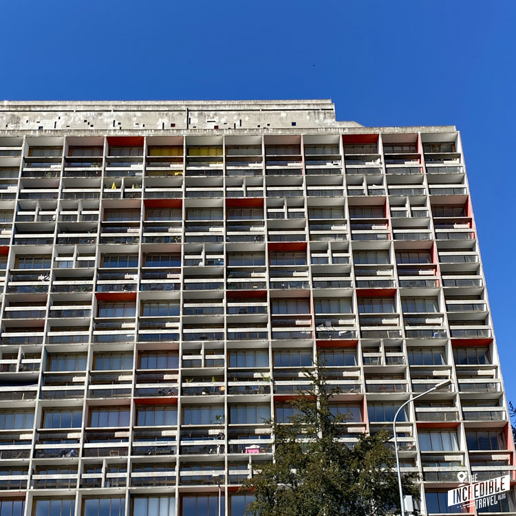 Blick auf die Fassade des Wohngebäudes von Le Corbusier in Firminy
