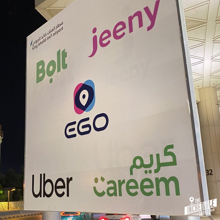 Anbieterlogos auf einem Schild am Flughafen in Riad