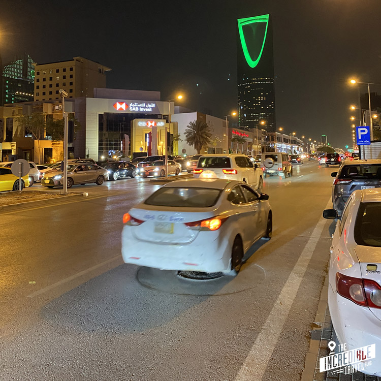 Autos in Riad bei Nacht