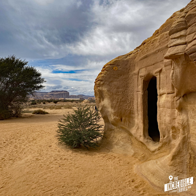 Jabal AlBanat Hegra Außenansicht mit Wüste im Hintergrund