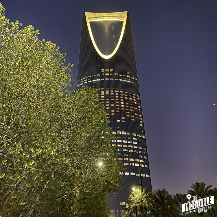 Turm des Kingdom Centers in Riad gelb illuminiert.