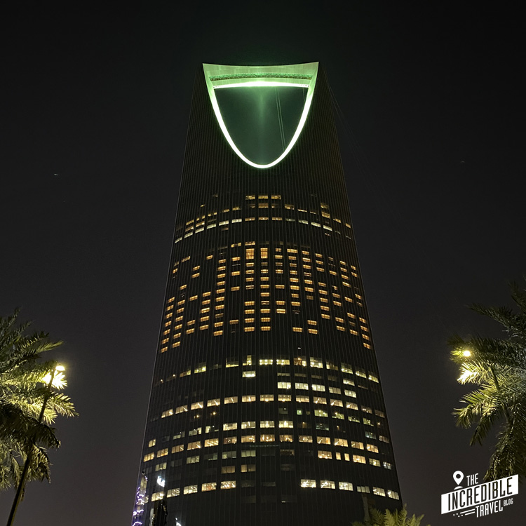 Turm des Kingdom Centers in Riad grün illuminiert.