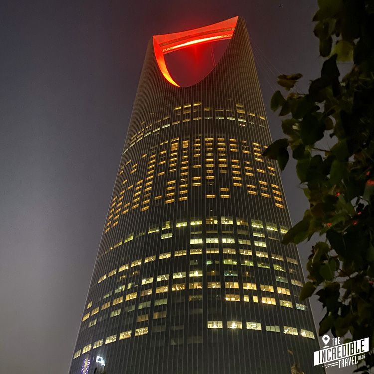 Turm des Kingdom Centers in Riad rot illuminiert.