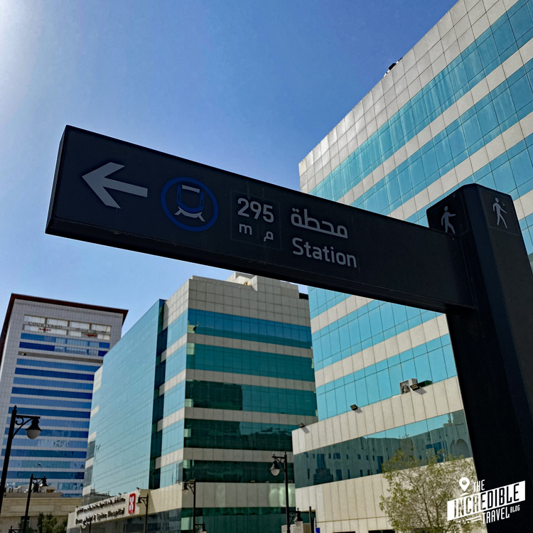 Hinweisschild auf die nächste Metrostation