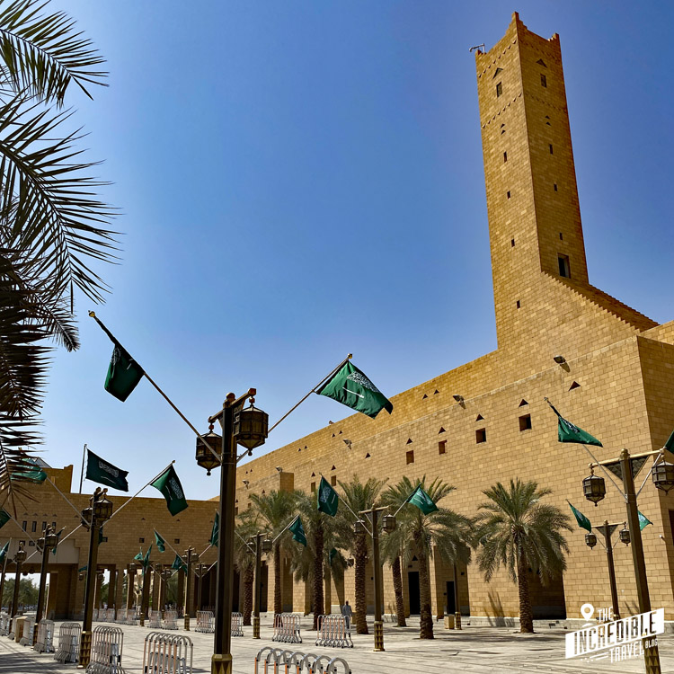 Moschee mit Turm statt Kuppel davor Platz mit saudischen Flaggen