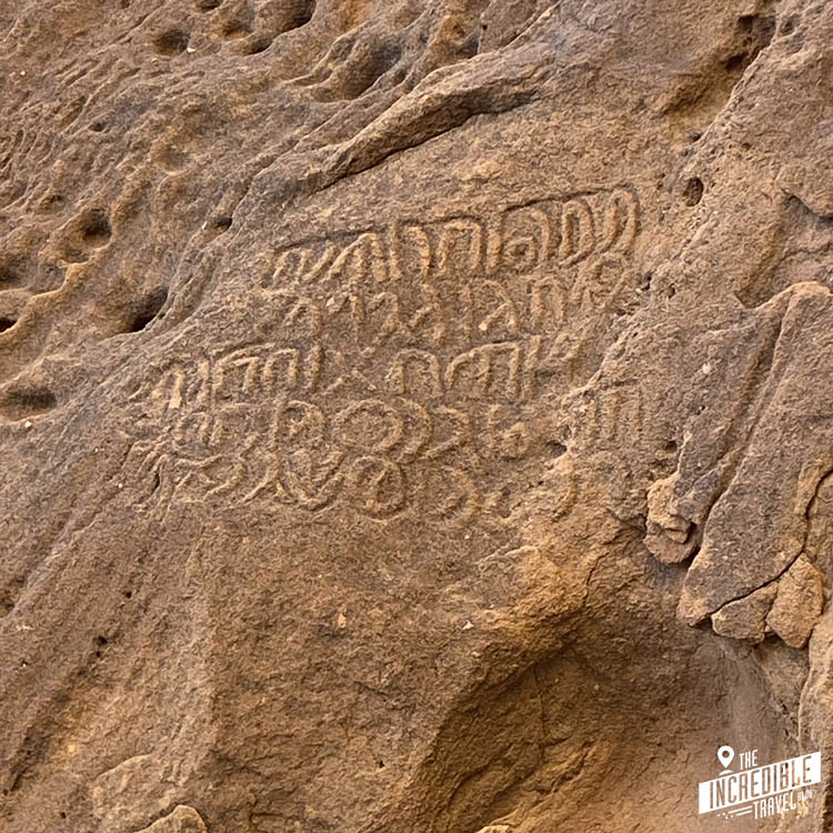 Inschrift in unbekannter Sprache auf einem Felsen