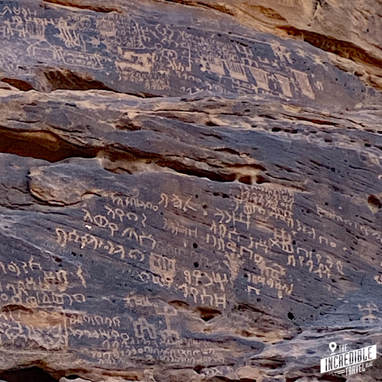 Inschriften und Zeichnungen an einer Felswand
