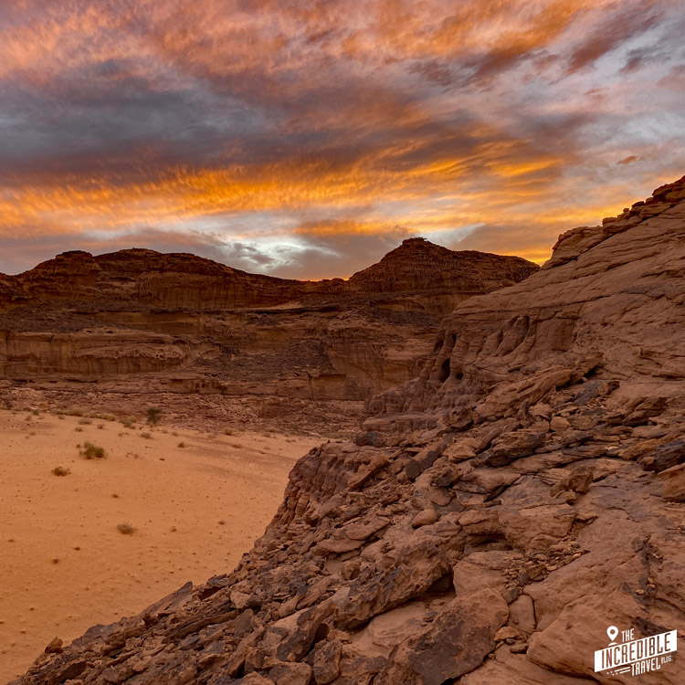 Sonnenuntergang mit Felsen und Wüste