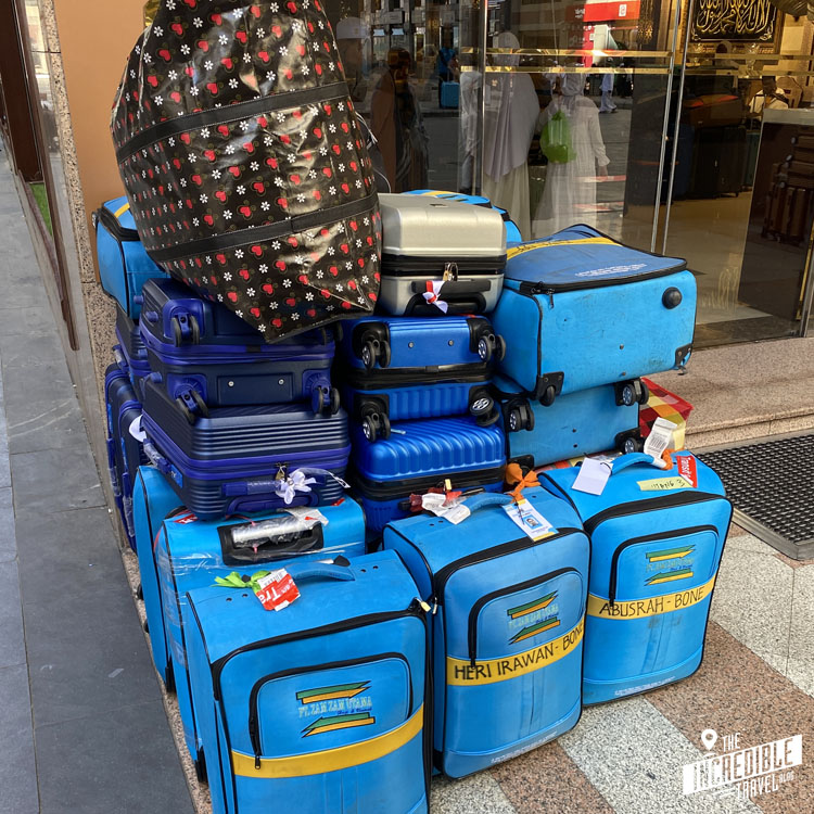 Blaue Koffer vor einem Hotel in Medina