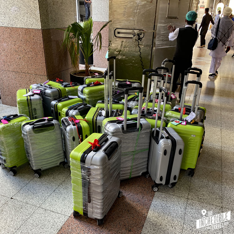 Grüne Koffer vor einem Hotel in Medina