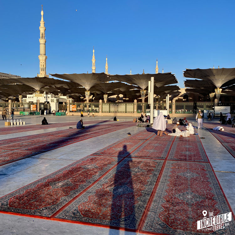 Riesige Teppiche auf einem Platz vor der Moschee