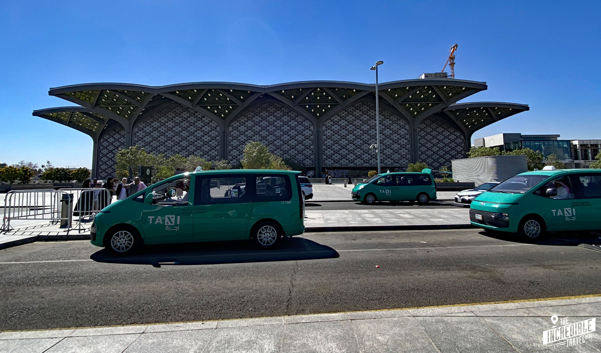 Der ultimative Guide: Mit Flugzeug, Zug, Bus und Mietwagen unterwegs durch Saudi-Arabien