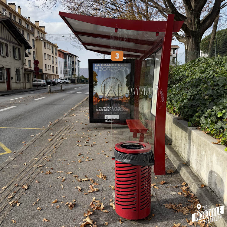 Rote Bushaltestelle der Linie 3 zwischen Bayonne und Hendaye