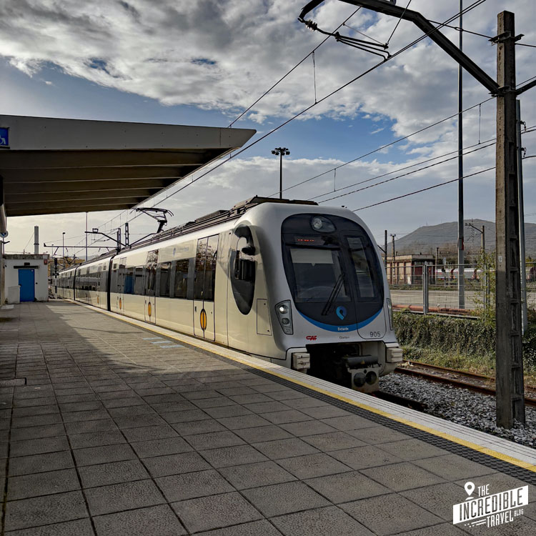 Euskotren von Donostia nach Hendaye an einer Bahnsteigkante