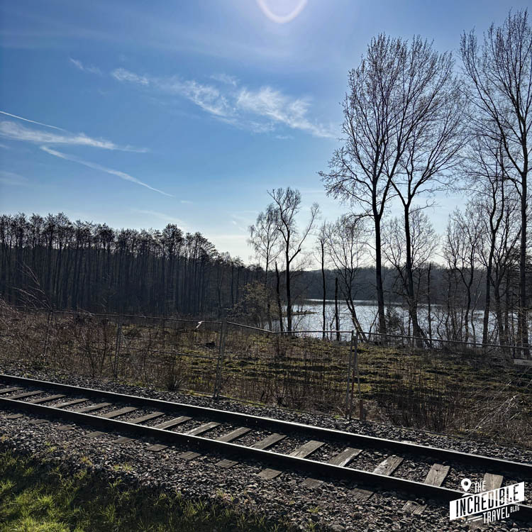 Bahnstrecke mit Landschaft