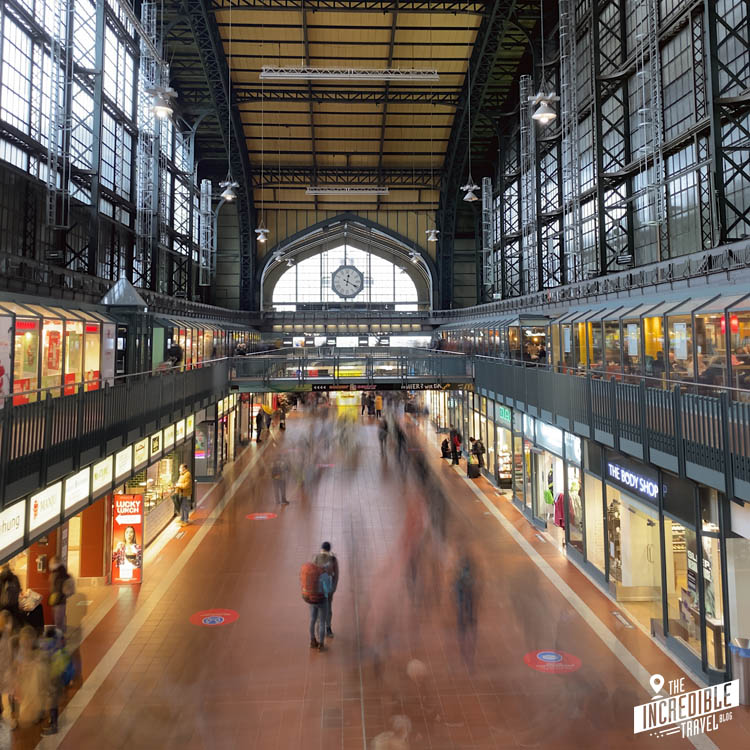 Verschwommene Passagiere in der Wandelhalle am Hauptbahnhof Hamburg
