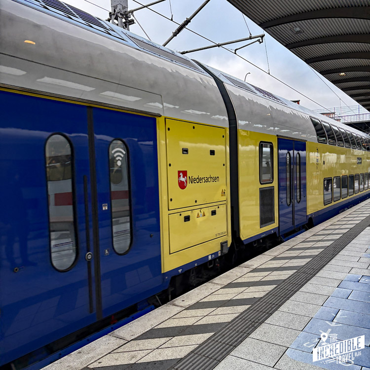 Metronom Zug am Bahnsteig
