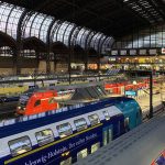 Problem Deutschland-Ticket – Wenn es plötzlich viel kostet, kleine Kinder mitzunehmen Nahverkehrszüge am Hauptbahnhof in Hamburg