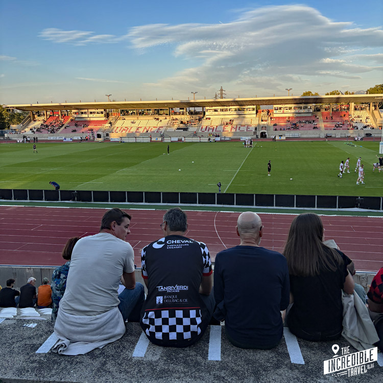 Auf der Gegentribüne in Valance beim Rugby