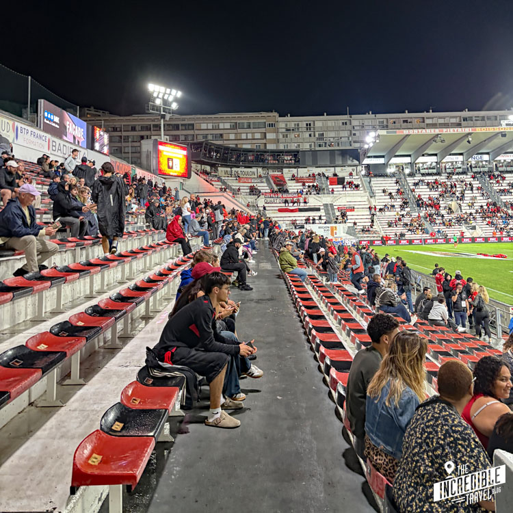 Die Ruhe vor dem Sturm in Toulon auf der tribüne