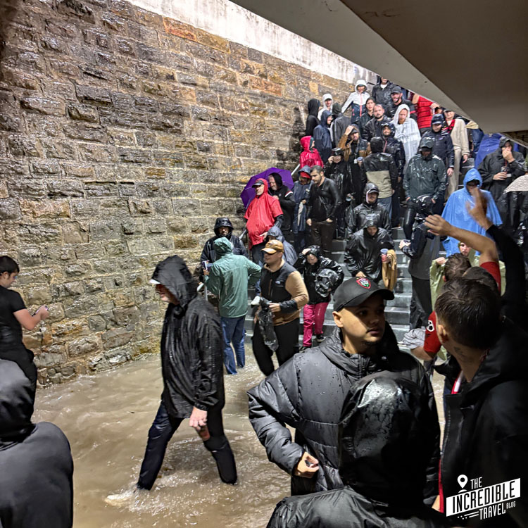 Durchnässte Menschen und Überschwemmung im Stadion von Toulon