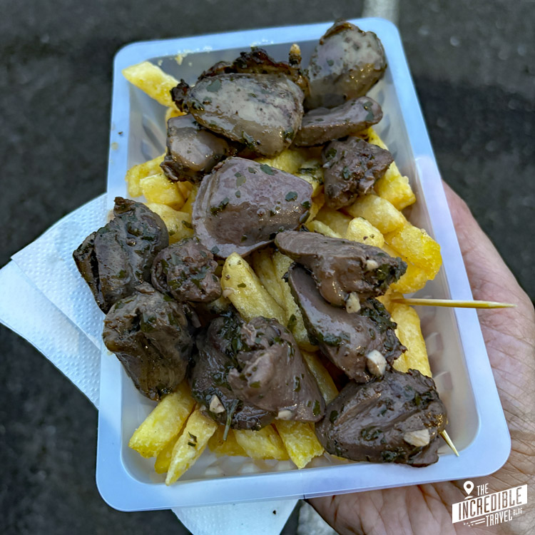 Gebratene Hühnerherzen mit Pommes - Stadionessen in Südfrankreich