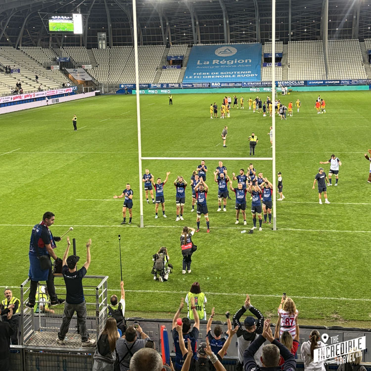 Grenoble Rugby bedankt sich nach dem Spiel bei den eigenen Fans