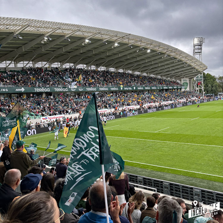 Gut gefülltes Stadion beim Rugby in Pau