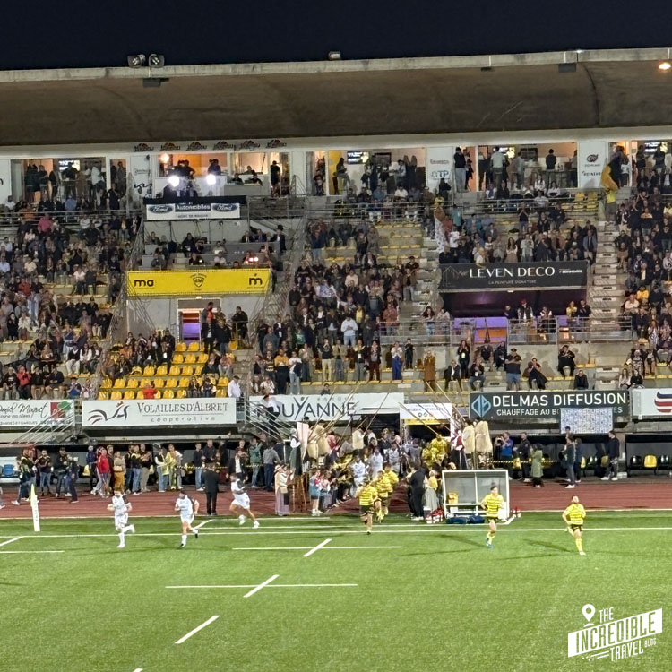 Mannschaften laufen beim Rugby in Mont.de Marsan auf das Spielfeld