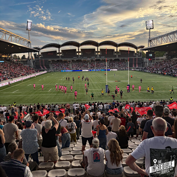 Publikum und Spielszene im Stade de Gerland in Lyon