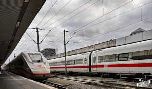 Einfahrt eines schmutzigen ICE in einen Bahnhof