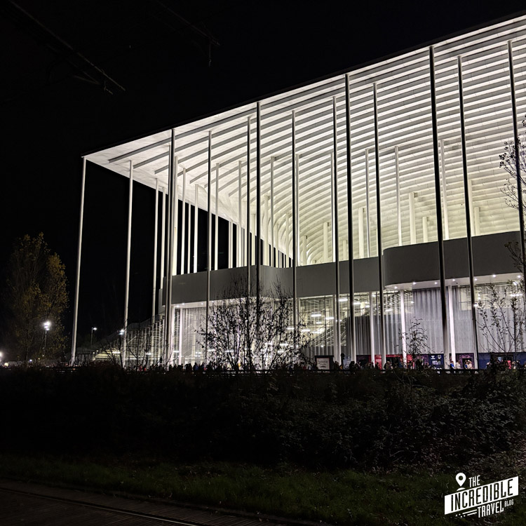 Stade Atlantique Bordeaux bei Nacht von außen