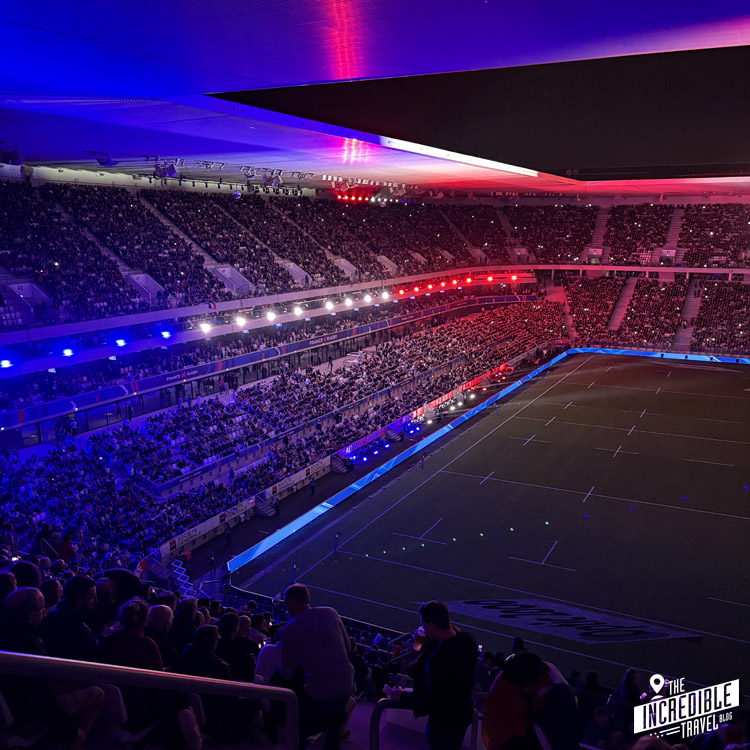 Test Match Frankreich vs Fiji Lichtshow in blau weiß rot